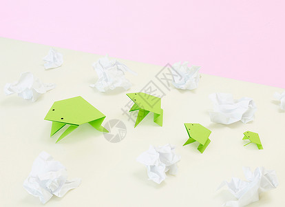纸青蛙折纸蛙在揉皱的纸中间背景
