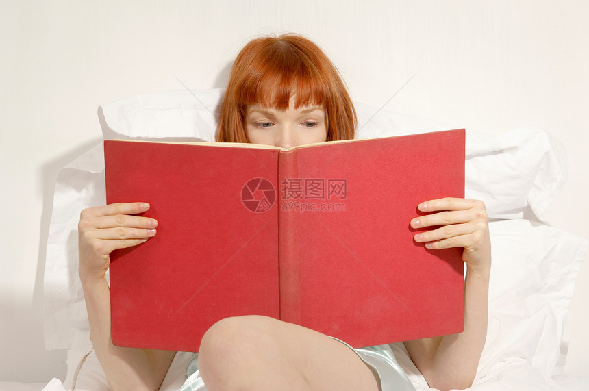 女人在床上看书图片