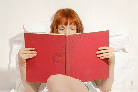 女人在床上看书外国人像高清图片素材