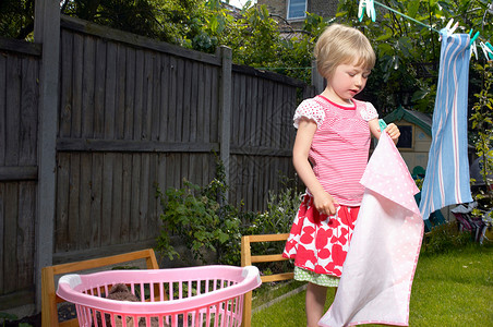 提篮子小女孩小女孩在花园里晾衣服背景