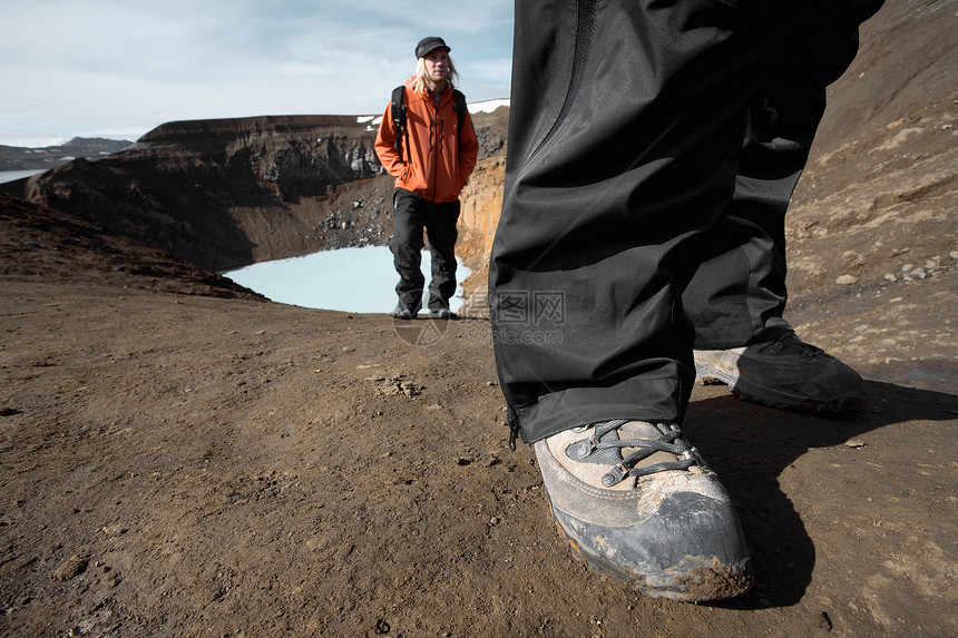 徒步旅行者从火山口湖上步行图片