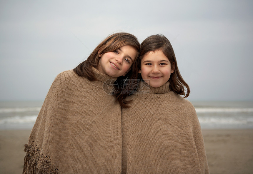 两姐妹站在海滩上图片