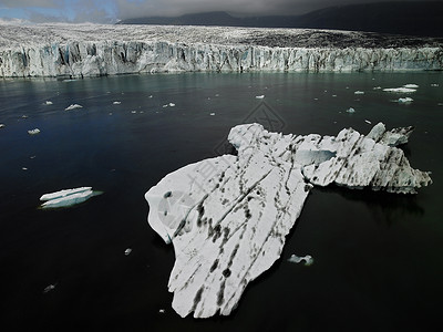 冰河上漂浮的冰图片