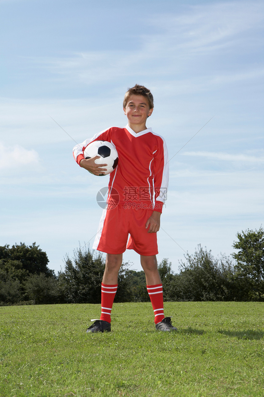 有球的年轻男子足球运动员图片