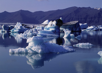 冰川湖上的冰层遥远的高清图片素材