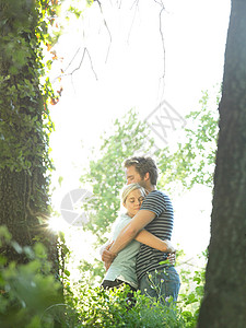 在树林里拥抱的一对夫妇开心高清图片素材