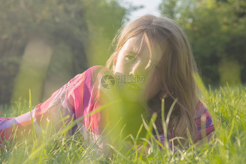 坐在草地上的女孩图片