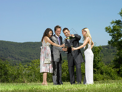 婚礼派对倒香槟背景图片