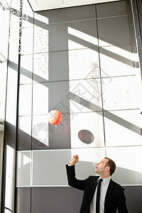 办公室里放气球的人图片