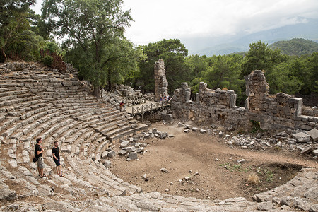 土耳其利西亚路圆形剧场遗址的游客图片
