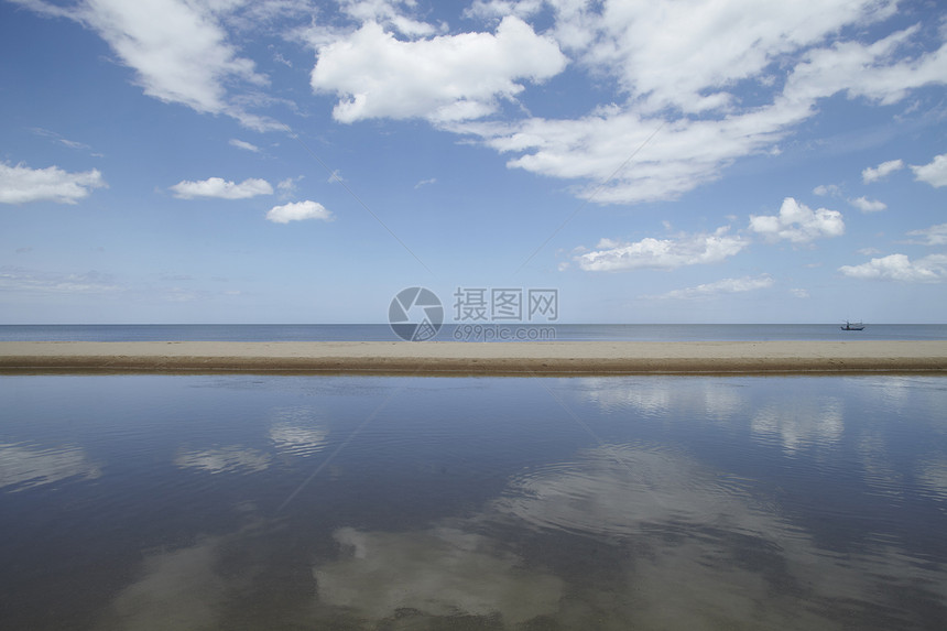 泰国华欣的多云蓝色天空和海洋图片