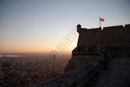 俯瞰城市的城堡轮廓图片