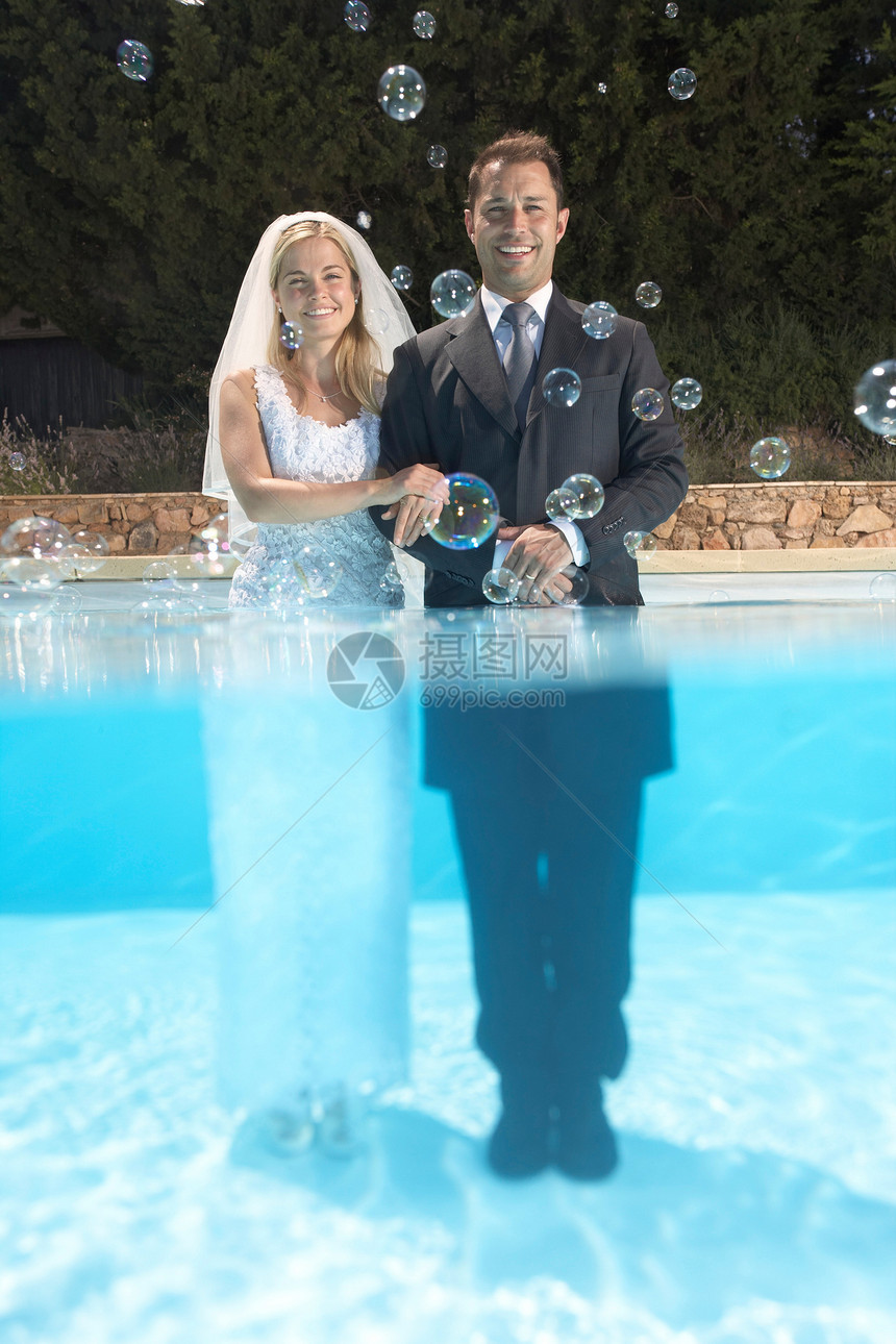 新娘和新郎在泡在泳池里图片