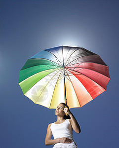 太阳伞下的女孩图片