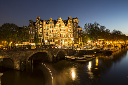 夜间运河，约旦，阿姆斯特丹，荷兰背景图片