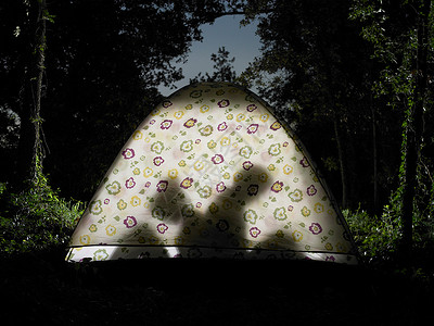 两人坐在帐篷里，侧影图片