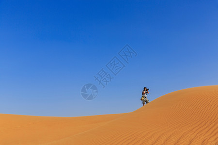 阿拉伯联合酋长国迪拜沙漠沙丘中的男子背景图片