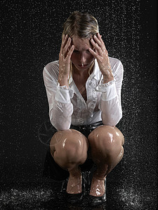 在雨中受挫的女商人图片