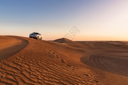 阿拉伯联合酋长国迪拜沙漠汽车的足迹背景图片