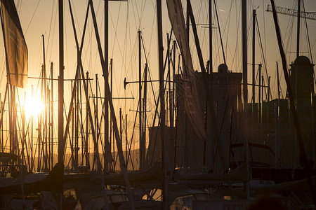 法国马赛日落时的帆船桅杆图片