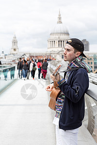 英国伦敦千禧桥上的年轻人图片
