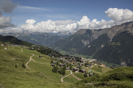 瑞士山谷村庄景观图片