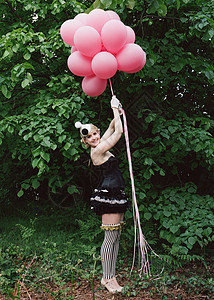 奇装异服拿气球的女人图片
