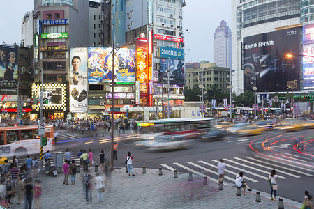 城市街道路口人行道高清图片