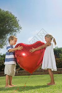 轮滑男孩和气球抱着红心气球的小孩背景