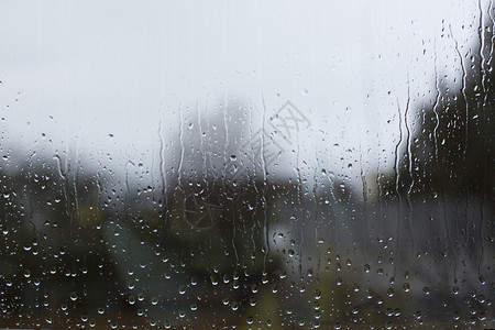 透过玻璃窗看到雨滴背景