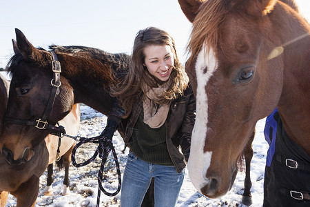 冬季野马的年轻女子图片