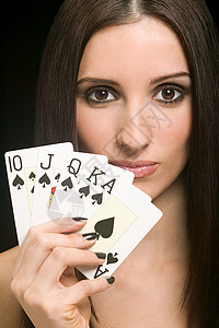 拿着扑克牌的女人图片
