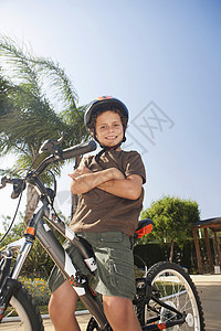 骑自行车微笑的男孩图片