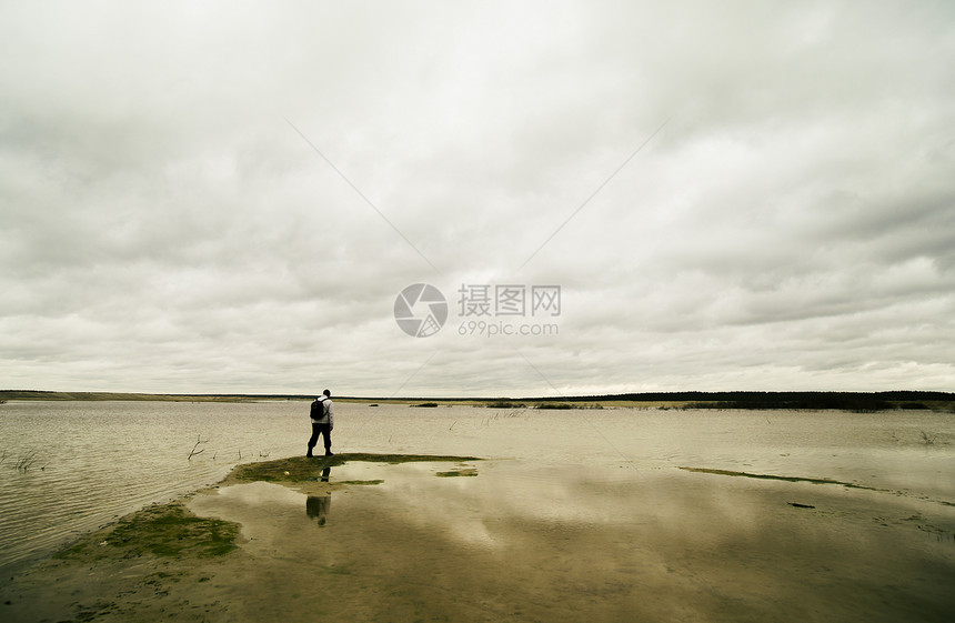 年轻人在湖边徒步旅行图片