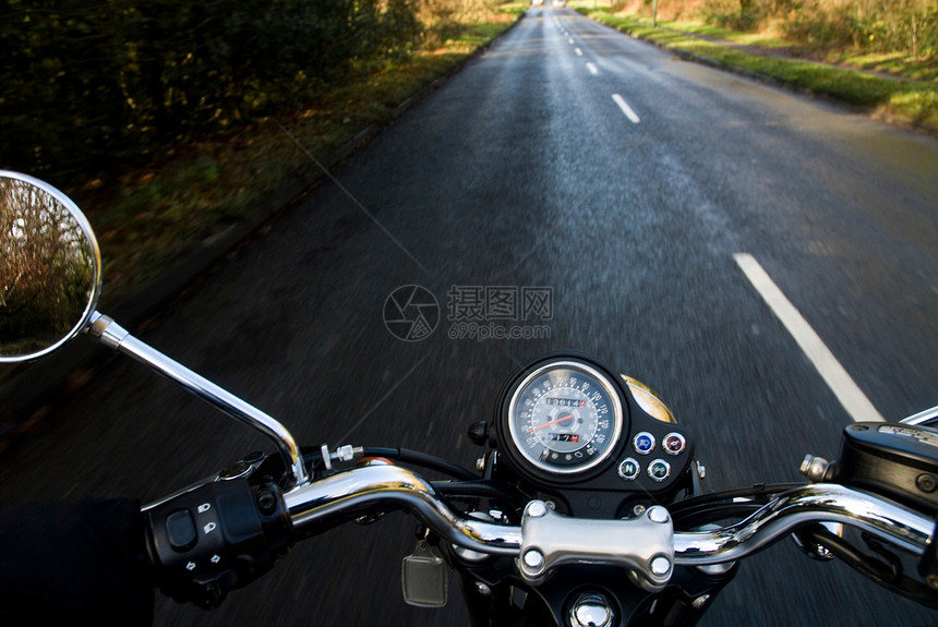 空旷乡村道路上的摩托车图片