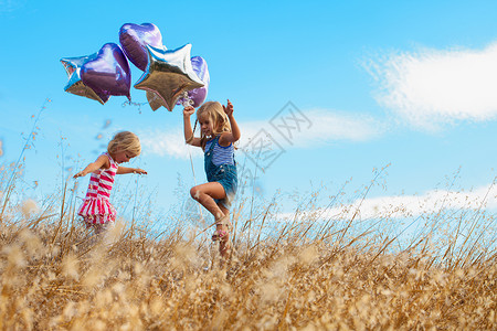 公园玩气球的女孩友谊高清图片素材