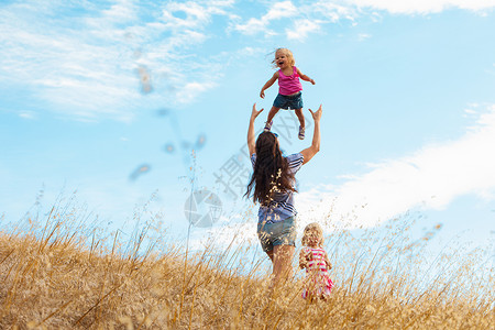 母亲和女儿玩得开心在户外高清图片素材