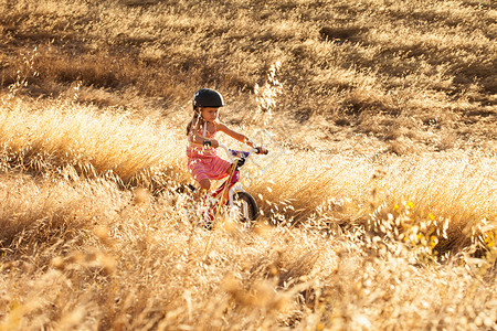 女孩骑自行车开心高清图片素材