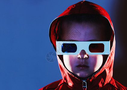 戴着3D眼镜和红色头巾的小男孩背景图片