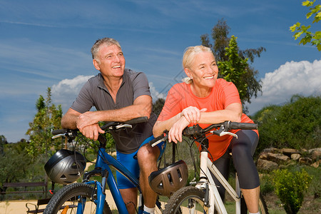 骑自行车的成熟夫妇望向远方高清图片素材