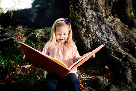 在树林里看书的小女孩图片