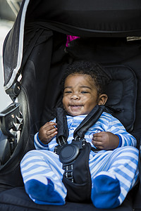 婴儿车里的男婴图片