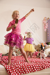 女孩妹妹在床上跳舞唱歌图片