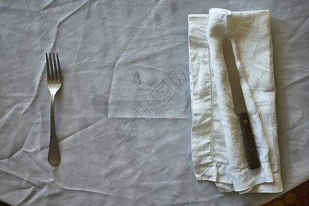 有折痕桌布和餐巾的桌子俯视图图片