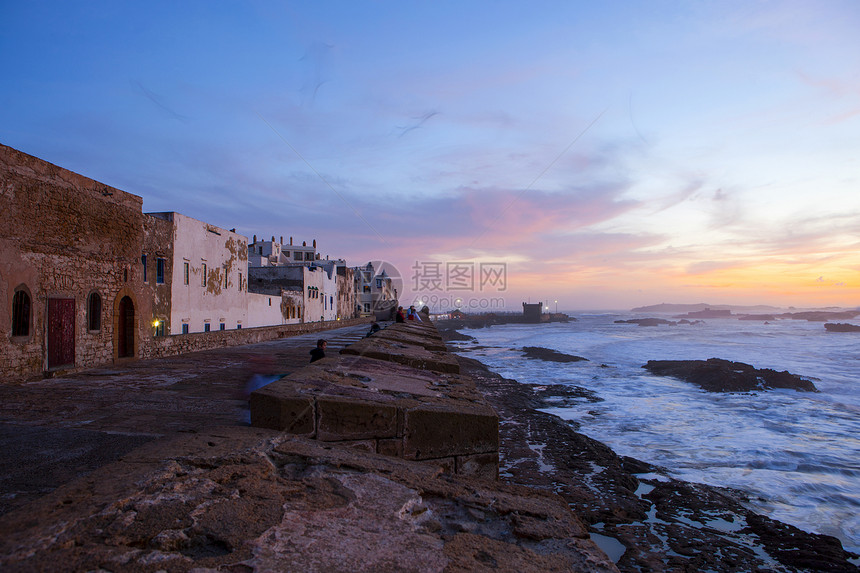 摩洛哥伊萨乌伊拉日落时的城墙和海滨图片