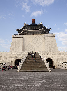 台湾台北纪念堂台阶上的游客图片