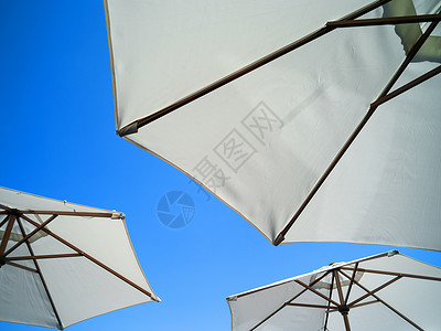 阳伞和蓝天的低角度视图背景图片