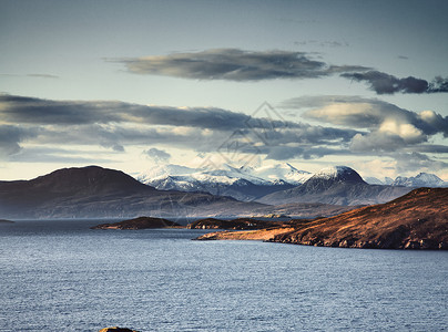 被冰雪覆盖的山脉环绕的湖，苏格兰阿森特图片
