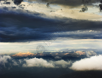 法国普罗旺斯，暴风雨的天空和法国阿尔卑斯山的景色图片
