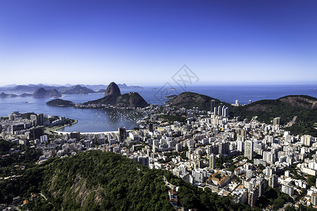 稠密的巴西里约热内卢Sugarloaf山和Guanabara湾的远视图背景